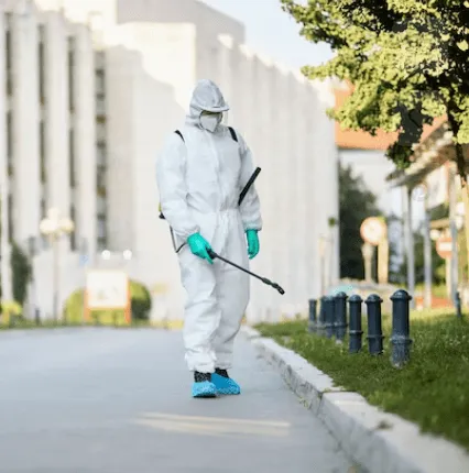 Un disinfestatore che effettua la disinfestazione all'esterno