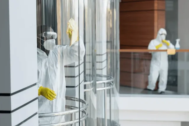 Un team di disinfestatori che effettuano un intervento nella hall di un hotel