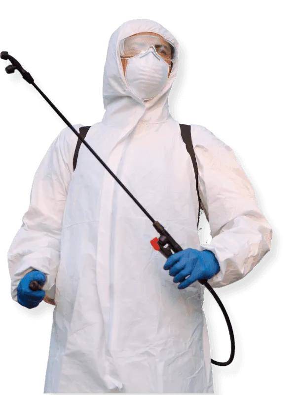 disinfestatore professionista con tuta bianca protettiva e attrezzatura professionale